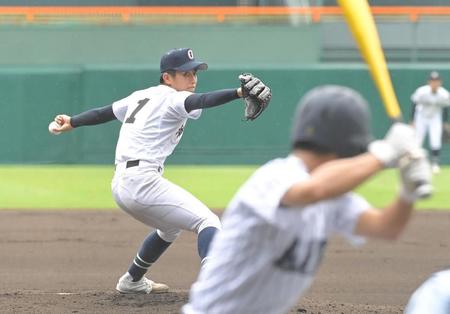 　阿南光打線相手に力投する沖縄尚学・当山（撮影・高部洋祐）