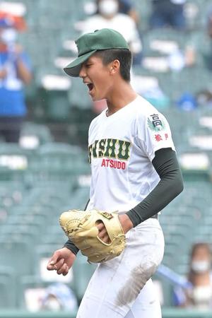 　９回、最後の打者・明豊・簑原を三振に仕留め、雄たけびを上げる専大松戸・深沢（撮影・高部洋祐）