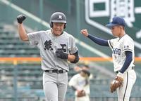 　３回、同点適時二塁打を放ち、塁上でガッツポーズを決める熊本工・原田啓佑（左）＝撮影・高部洋祐