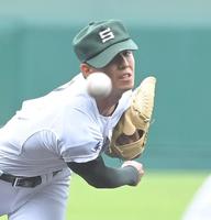 　力投する専大松戸・深沢鳳介（撮影・高部洋祐）