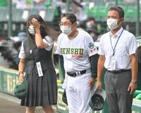 　試合前、審判にあいさつする専大松戸・持丸修一監督（中央）＝撮影・高部洋祐