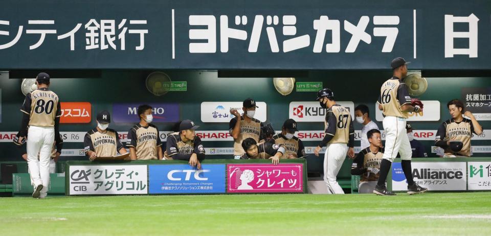 　９回の攻撃を終え、無安打無得点が決まった日本ハムナイン。左端は栗山監督（共同）