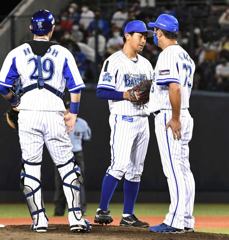 　７回途中で降板する今永（中央）（共同）