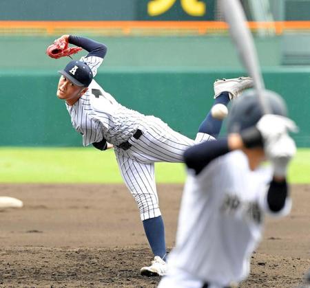 　沖縄尚学打線相手に力投する阿南光・森山