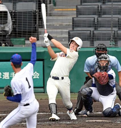 　４回、鹿島学園・薮野（１）から先制３ランを放つ盛岡大付・平内
