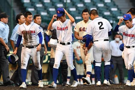 　甲子園初勝利とはならなかった薮野（中央）ら鹿島学園ナイン