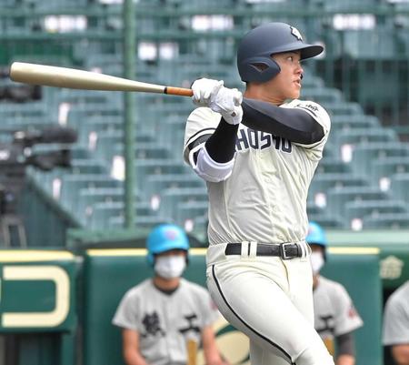 　１回、同点の適時二塁打を放つ長崎商・松井