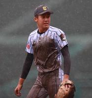 　７回、三塁線にきわどい打球を好捕した東海大菅生の三塁手・小池のユニホームは泥で真っ黒に（撮影・坂部計介）