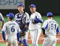 　８回、追加点を許し降板する山崎（撮影・金田祐二）