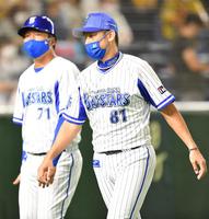 　９回、選手交代を告げ、ベンチへ戻る三浦監督（撮影・西岡正）