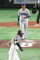 　３回、佐藤輝に右越えソロを浴び 厳しい表情の浜口（撮影・金田祐二）