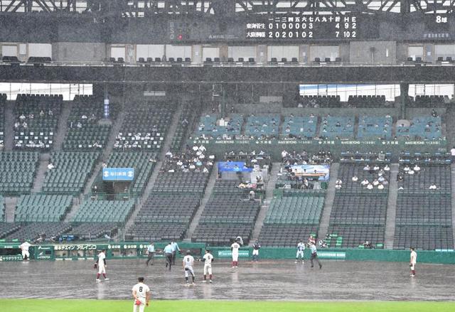 異例の甲子園 ｎｈｋアナは傘を差して実況 試合は降雨コールドで大阪桐蔭が勝つ 野球 デイリースポーツ Online