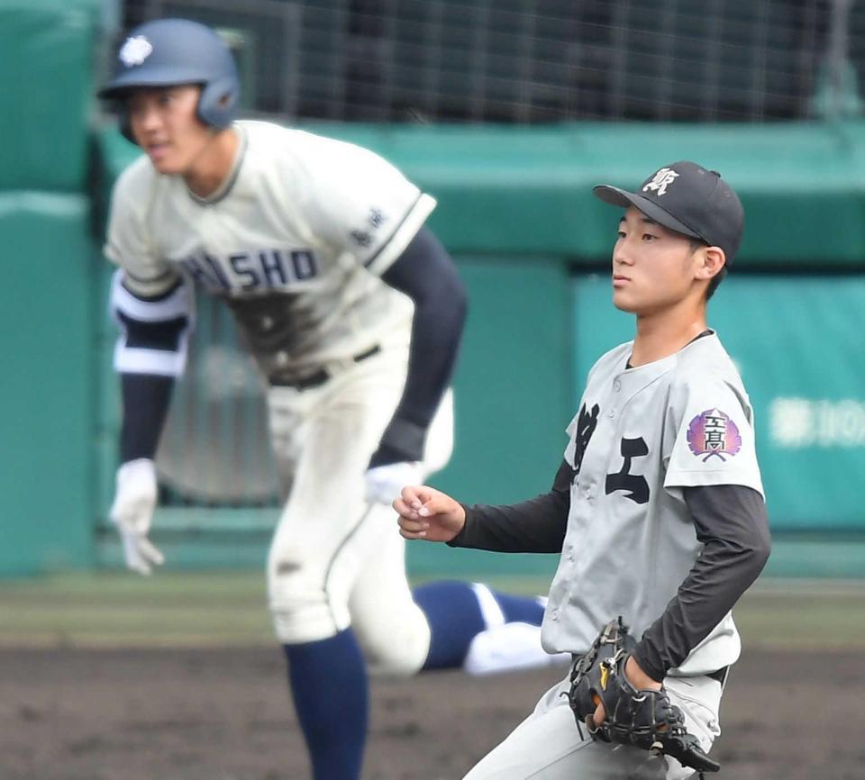 　３回、長崎商・松井（奥）に勝ち越し打を浴びる熊本工・吉永