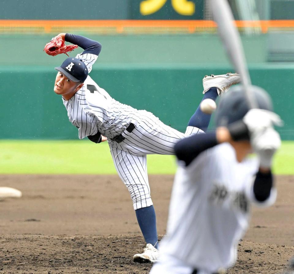 　沖縄尚学打線相手に力投する阿南光・森山