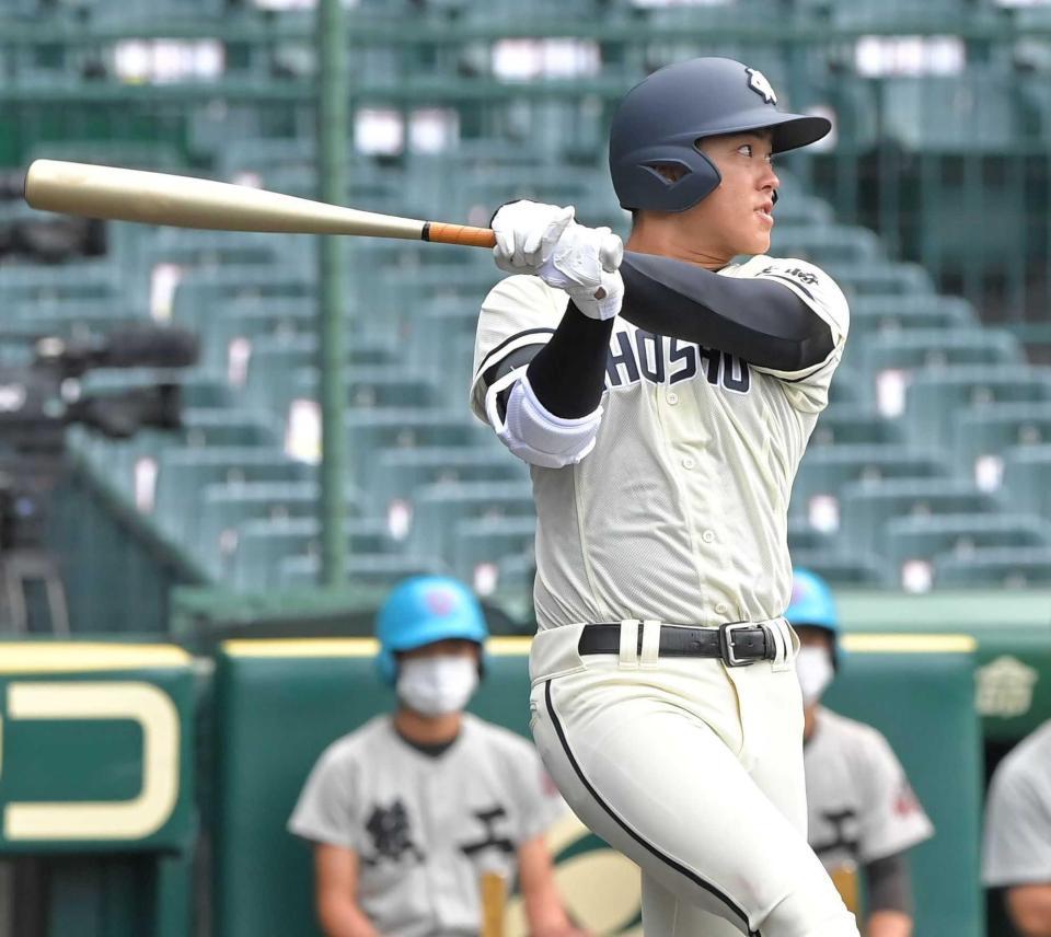 　１回、同点の適時二塁打を放つ長崎商・松井