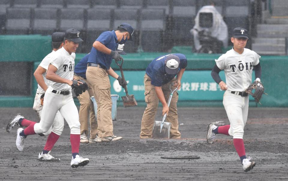 降雨で何度もグラウンド整備をしながら進められる東海大菅生－大阪桐蔭戦＝甲子園球場