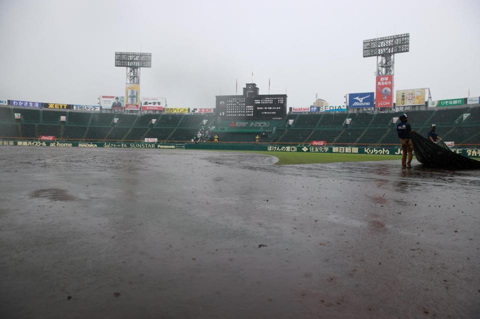 　激しい雨のため、８回で試合が中断した甲子園（撮影・坂部計介）