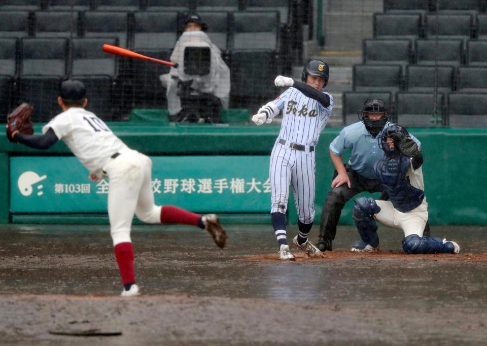 雨中の激闘で光ったフェアプレー 大阪桐蔭の控え選手が転倒の審判 相手選手に駆け寄る 野球 デイリースポーツ Online