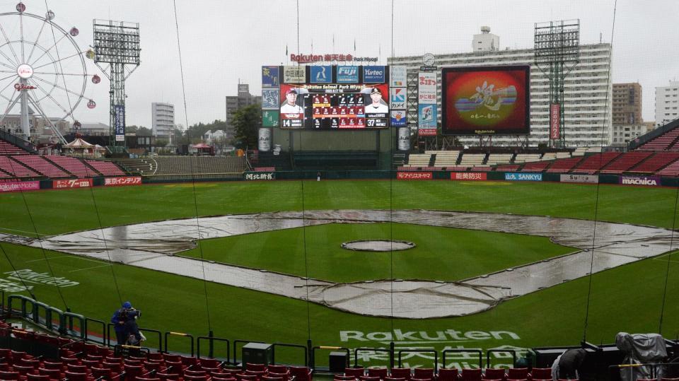 　雨で中止となり、シートが掛けられた楽天生命パーク宮城のグラウンド