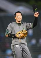 １回、先制となる２点適時打を放ち、ファンの声援に応えるＴ-岡田＝ほっともっとフィールド神戸（撮影・北村雅宏）