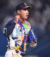 ８回、エチェバリアの打球を一塁に送球しライトゴロに仕留めガッツポーズを決める愛斗＝ＺＯＺＯマリン（撮影・開出牧）