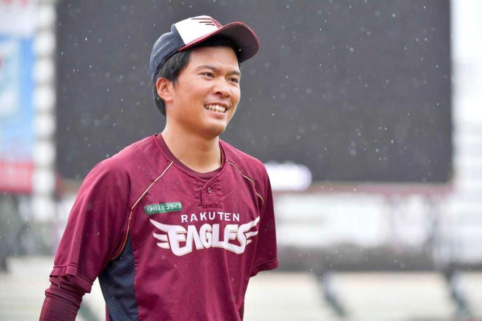 　雨が降る中、グラウンドで練習した早川（球団提供）