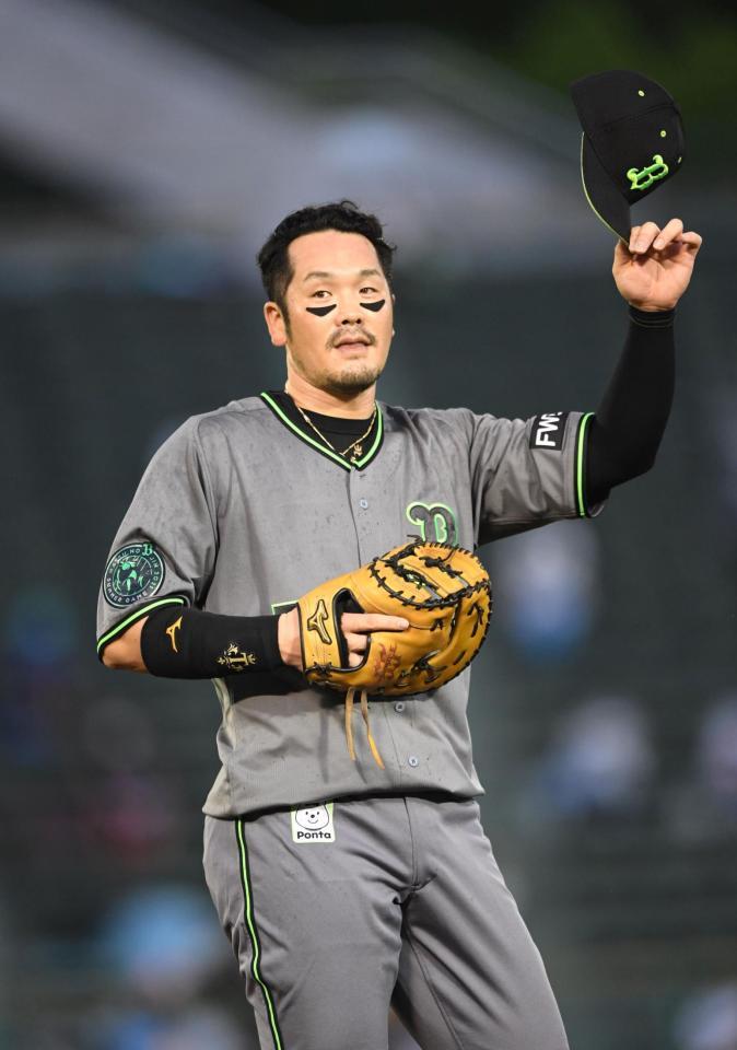 １回、先制となる２点適時打を放ち、ファンの声援に応えるＴ-岡田＝ほっともっとフィールド神戸（撮影・北村雅宏）