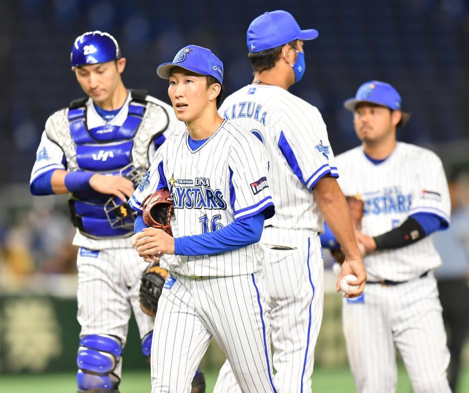 ７回、満塁のピンチで降板する大貫（手前）＝東京ドーム（撮影・西岡正）