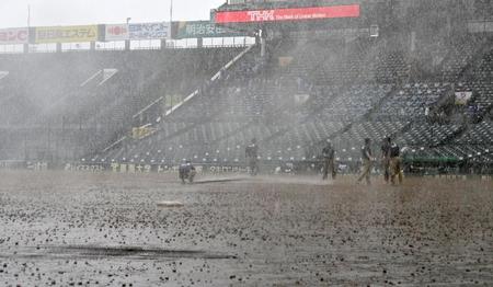 　５回裏に突然の大雨で試合が中断した日大東北－近江戦