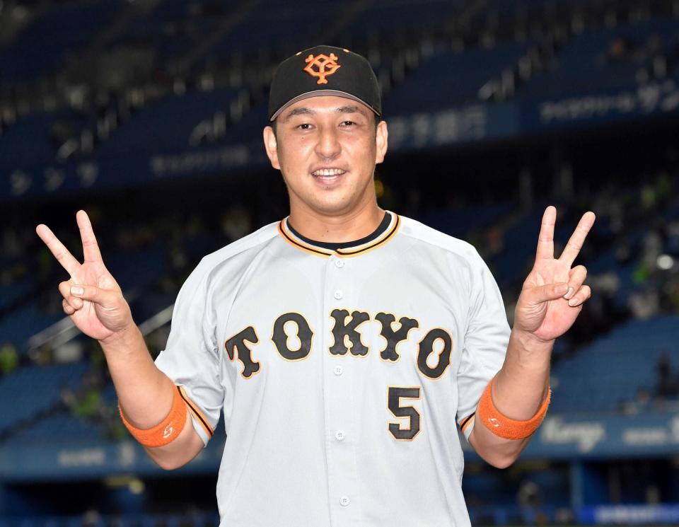 　２安打２打点でＷピース。笑顔を見せる中島