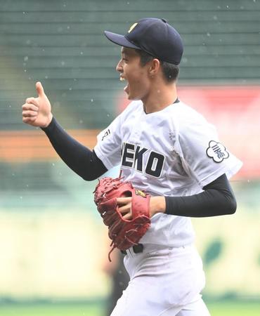 　２回を無失点で切り抜け、サムアップでベンチに走る三重・上山（撮影・高石航平）