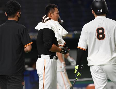 　届いたばかりの背番号１０のユニホームに着替える中田（中央）。右は丸（撮影・開出牧）