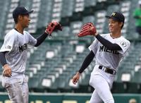 　完封勝利を挙げ、グラブタッチを交わす三重・上山（右）＝撮影・北村雅宏