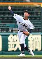 　１回、樟南・麦生田の左前打を処理し、本塁へ送球して樟南二走・下池を補殺する三重・原田（撮影・北村雅宏）
