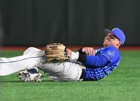 　１回、丸の打球をダイビングキャッチするが、体を強打しもん絶するオースティン（撮影・開出牧）