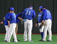 　１回、丸の打球をダイビングキャッチするが、身体を強打し治療を受けるオースティン（中央）＝撮影・開出牧