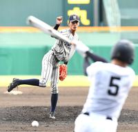 　１回、日本文理・岩田を遊ゴロ併殺打に仕留める敦賀気比・本田（撮影・北村雅宏）