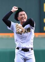 　１回、汗を拭う日本文理・田中（撮影・北村雅宏）