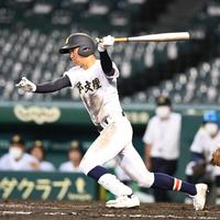 　９回、２点差に迫る適時打を放つ日本文理・岩田（撮影・高石航平）