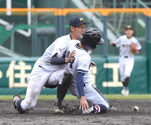 負傷の相手ために樟南選手がグローブ持ち付き添う 三重・品川、治療後にプレー再開/野球/デイリースポーツ online