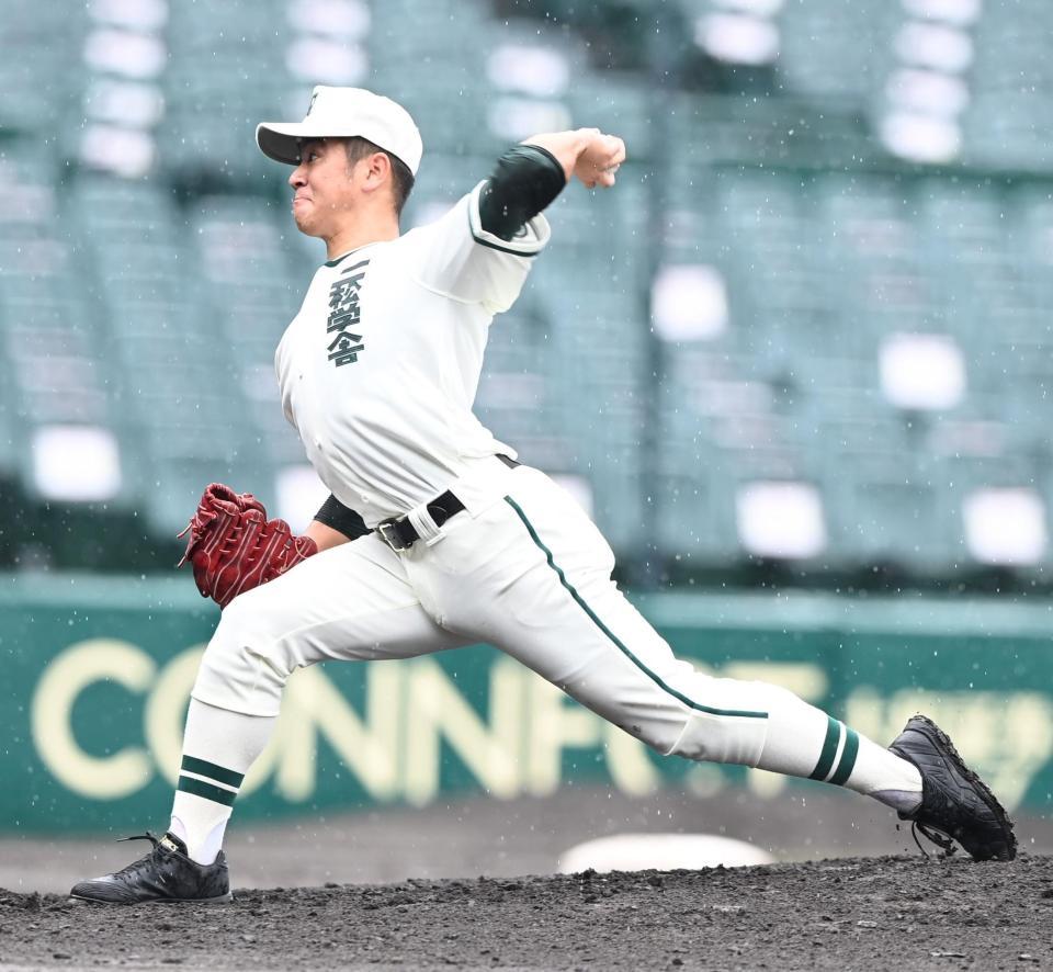 　雨の中力投する二松学舎大付・秋山（撮影・高石航平）