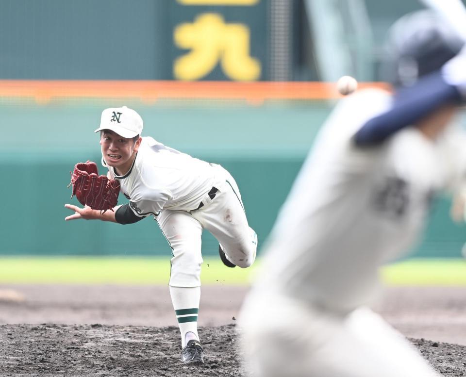 　ぬかるんだマウンドで力投する二松学舎大付・秋山（撮影・高石航平）