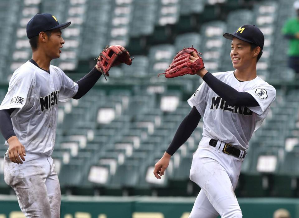 　完封勝利を挙げ、グラブタッチを交わす三重・上山（右）＝撮影・北村雅宏