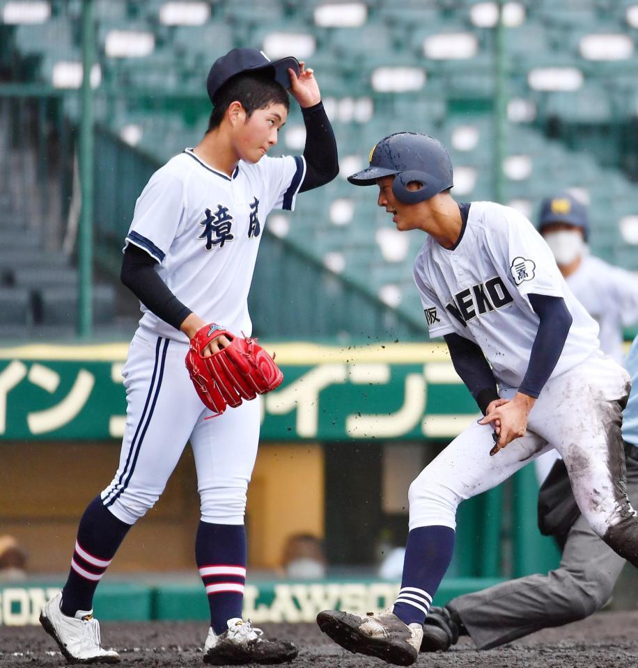 　４回、三重・上山の中前打で品川（右）の生還を許した樟南・西田