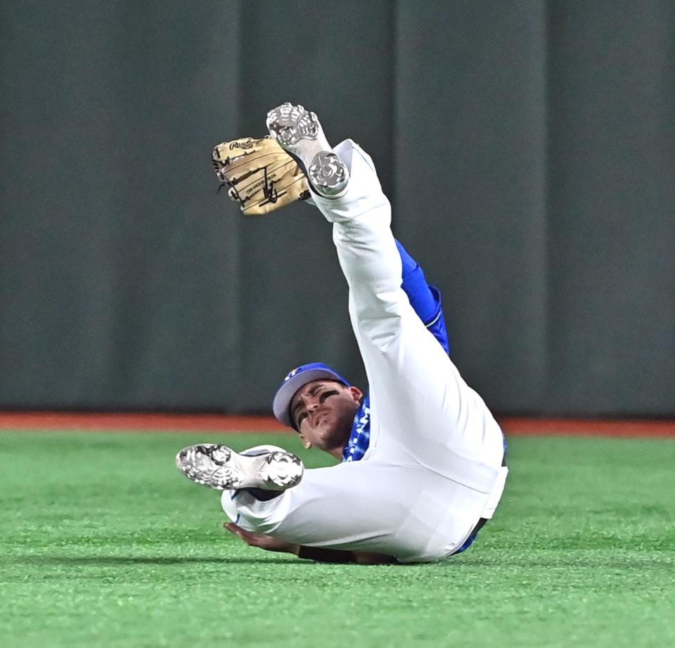 １回、丸の左飛を好捕するオースティン