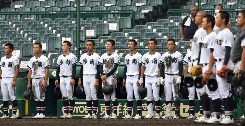 　三重に完封負けを喫し、整列する樟南ナイン（撮影・北村雅宏）