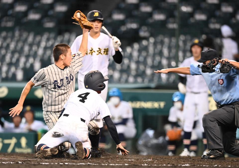 　９回、敦賀気比・吉崎（左）の暴投で生還する日本文理・土野（撮影・高石航平）