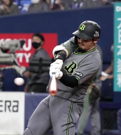 ６回、Ｔ-岡田が先制の適時二塁打を放つ