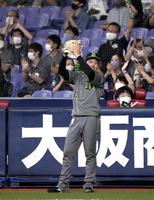 ６回、Ｔ-岡田の二塁打で先制し、グラブをたたいて喜ぶ宮城