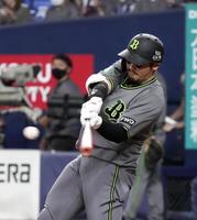 ６回、Ｔ-岡田が先制の適時二塁打を放つ